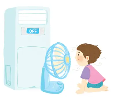 선풍기 앞 바람을 쐬는 아이